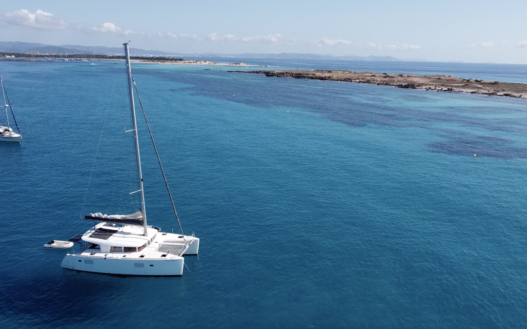 alquiler de catamaran en Ibiza vista desde dron. Catamaran navegando en Ibiza y Formentera. Lagoon 400 S2. Catamaranes de alquiler en Ibiza